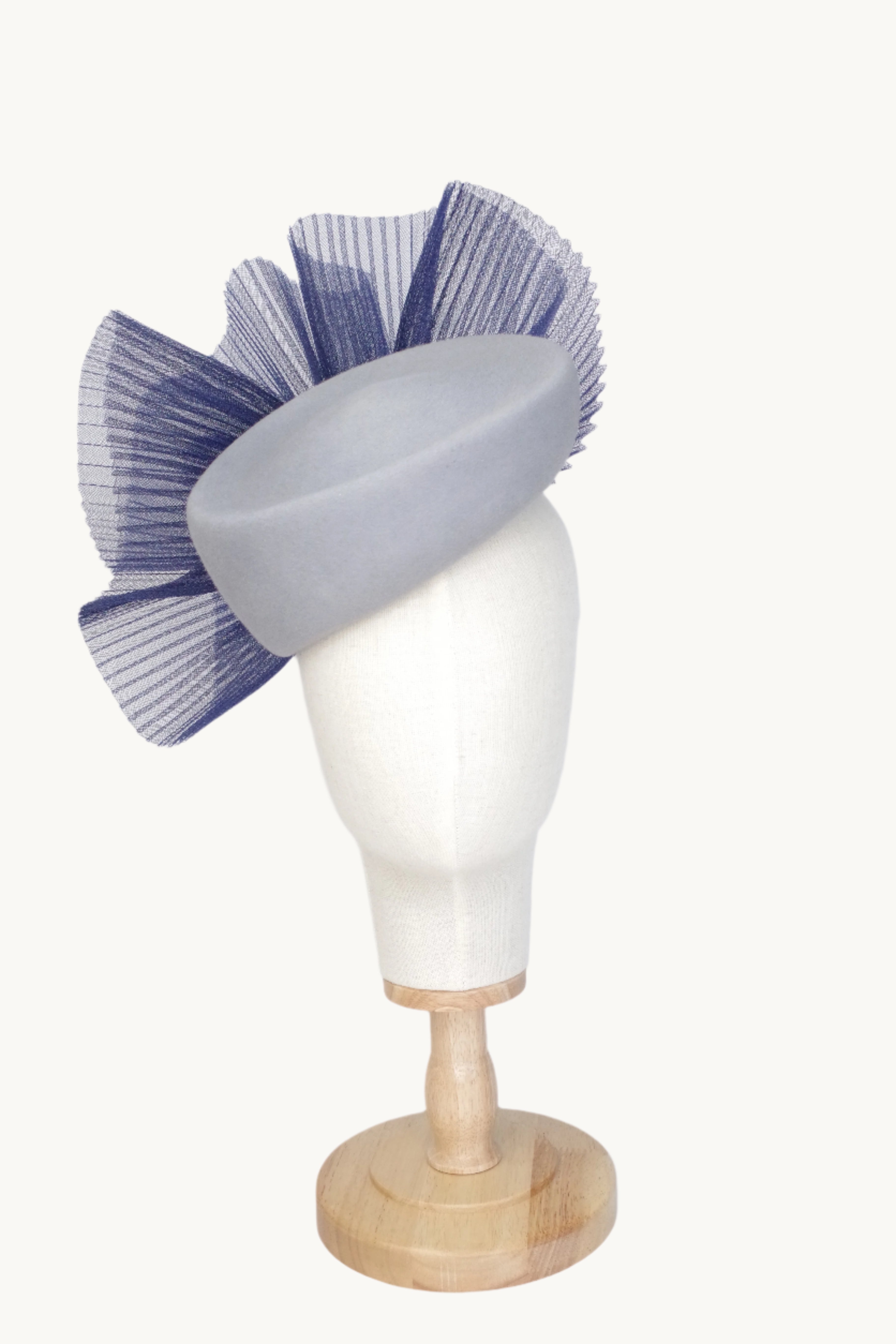 Fur felt fascinator grey with blue crin